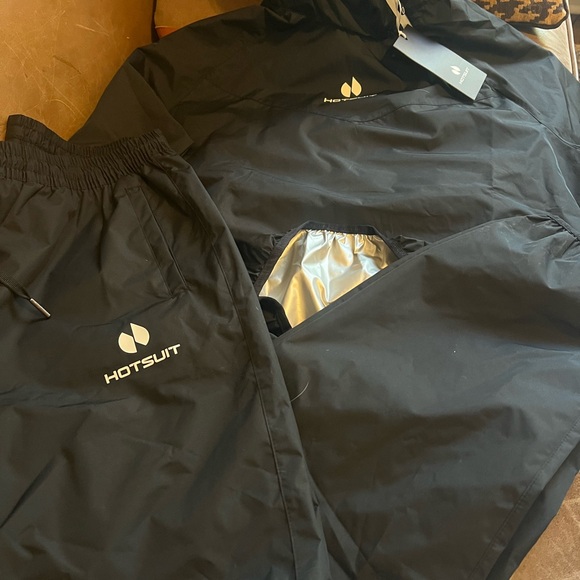 Hot Suit - Picture 3 of 5